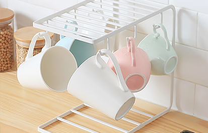 Bagaimana memilih rak logam untuk cangkir dapur