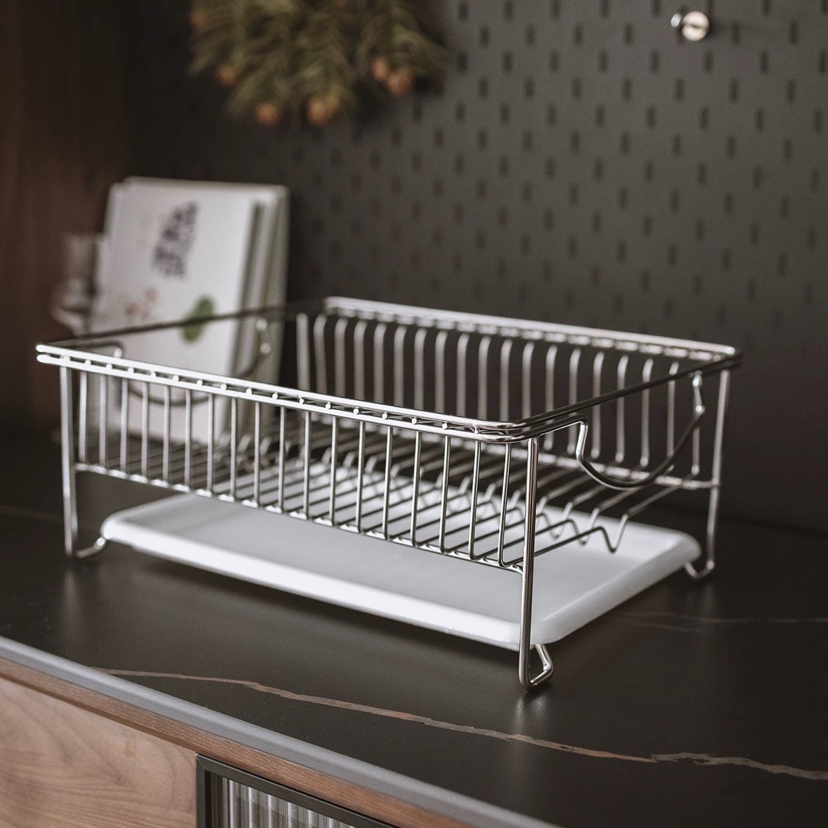 Bagaimana Rak Penyimpanan Rumah Logam Dibandingkan dengan Rak Kayu?